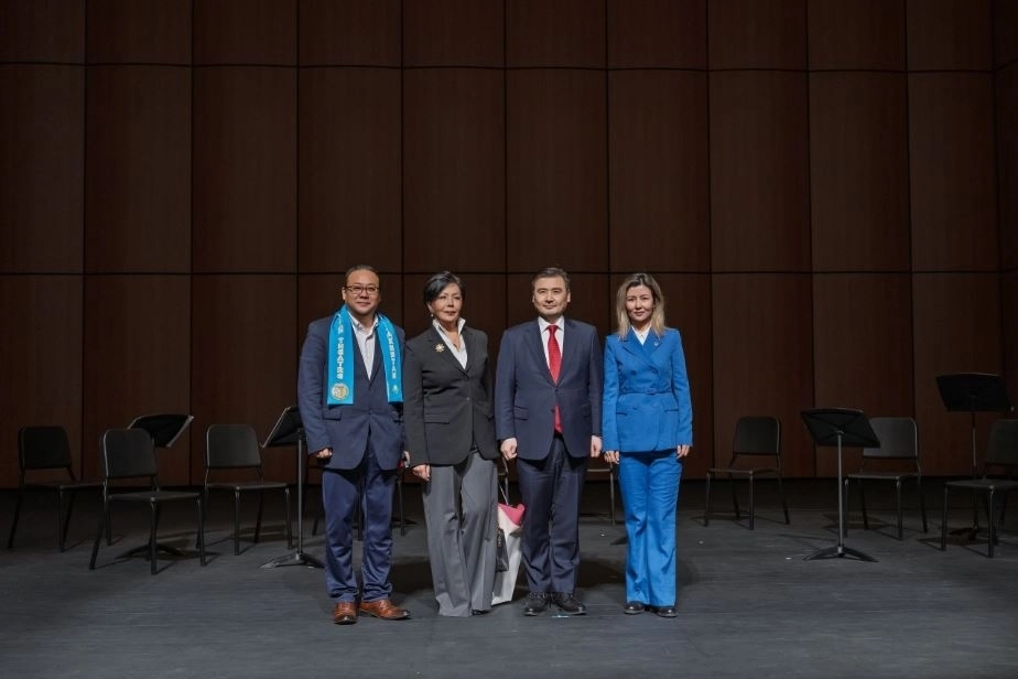 아이수루 의원(오른쪽 첫 번째)이 누르갈리 아르스타노프 대사(오른쪽 두 번째)및 참석자들고 기념촬영을 하고 있다.