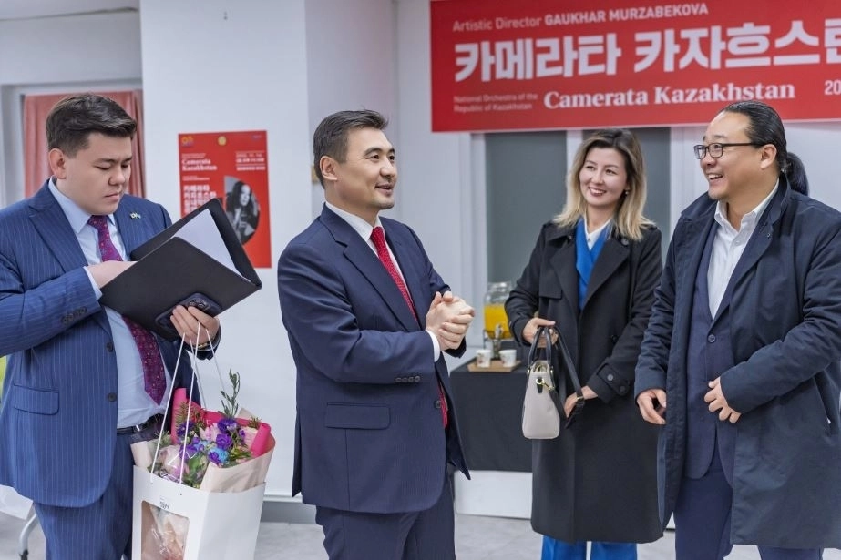 아이수루 의원(오른쪽 두 번째)과 누르갈리 아르스타노프 대사(왼쪽 두 번째)