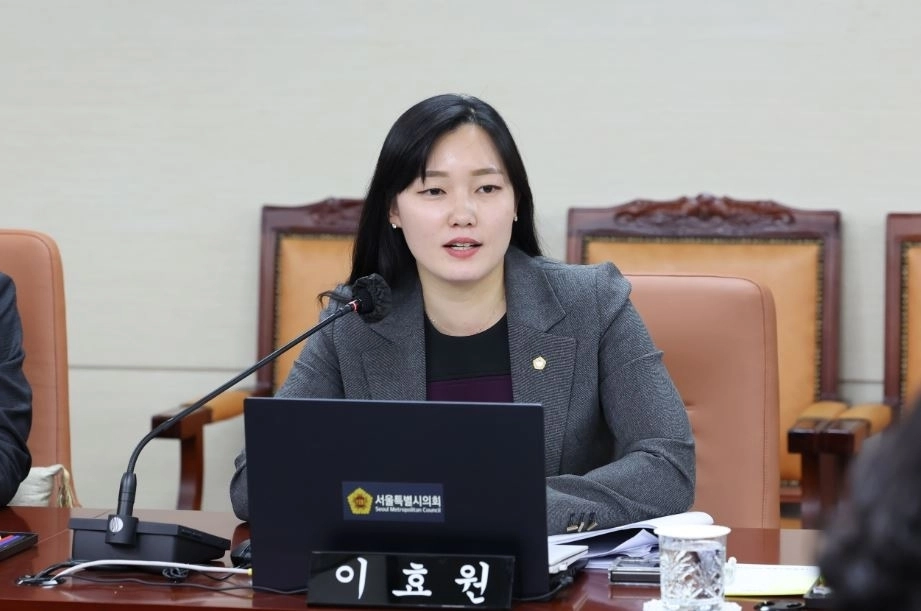 지난 11일 제333회 정례회 서울시교육청 교육정책국 정책 질의에서 발언중인 이효원 의원