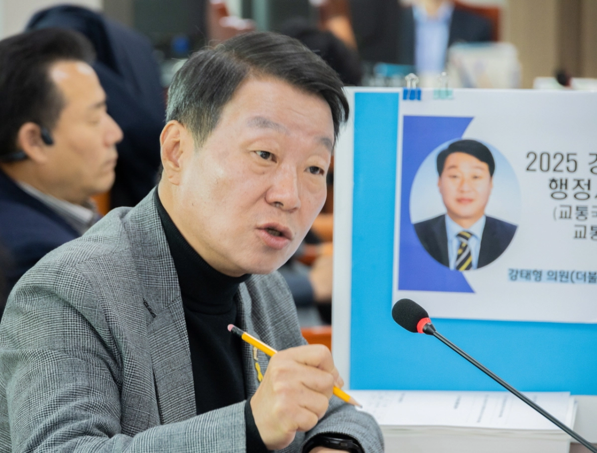 강태형 의원이 17일 열린 2025년 종합행정사무감사에서 피감기관을 상대로 질의하고 있다.(사진=경기도의회)