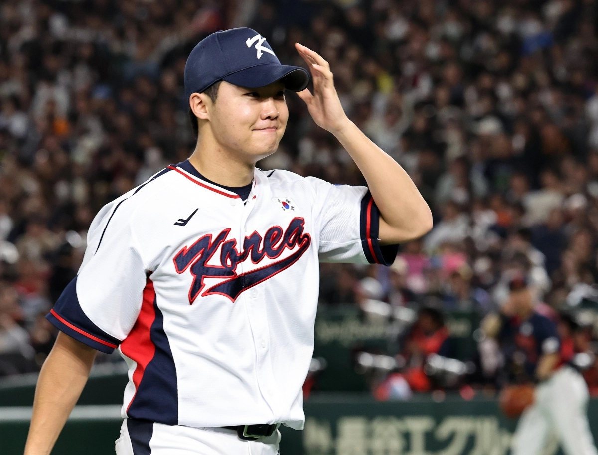 한국 야구 국가대표 정우주가 16일 일본 도쿄돔에서 열린 2025 K-베이스볼 시리즈 일본과의 2차전에서 마운드를 내려오며 미소 짓고 있다. 도쿄 뉴스1