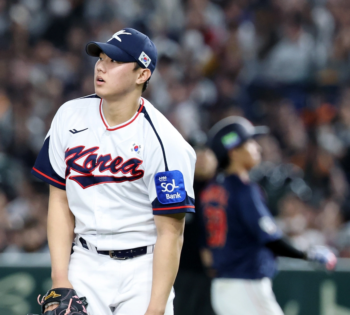 한국 야구 국가대표 배찬승이 16일 일본 도쿄돔에서 열린 2025 K-베이스볼 시리즈 일본과의 2차전에서 볼넷을 내준 뒤 아쉬워하고 있다. 도쿄 연합뉴스