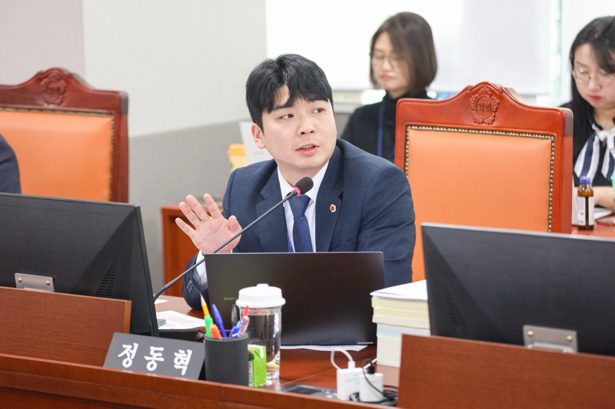 정동혁 의원이 17일 열린 2025년도 경기콘텐츠진흥원 행정사무감사에서 피감기관을 상대로 질의하고 있다.(사진=경기도의회)