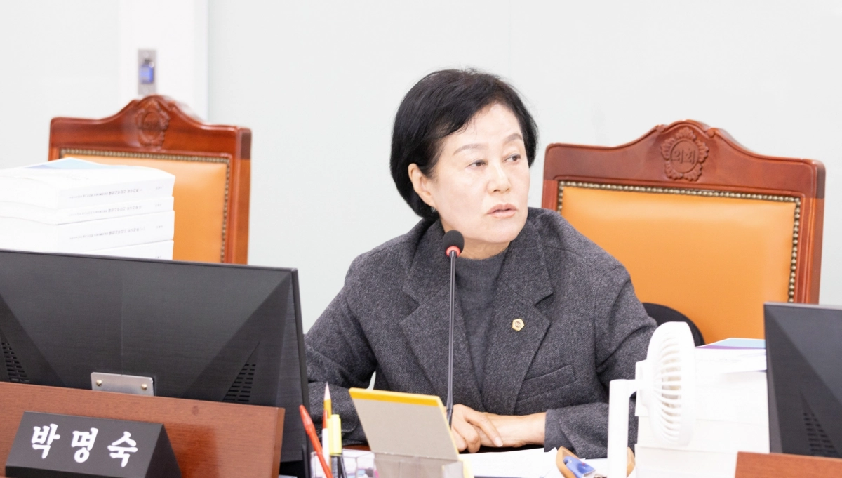 박명숙 의원이 17일 열린 2025년 행정사무감사에서 피감기관을 상대로 질의하고 있다.(사진=경기도의회)