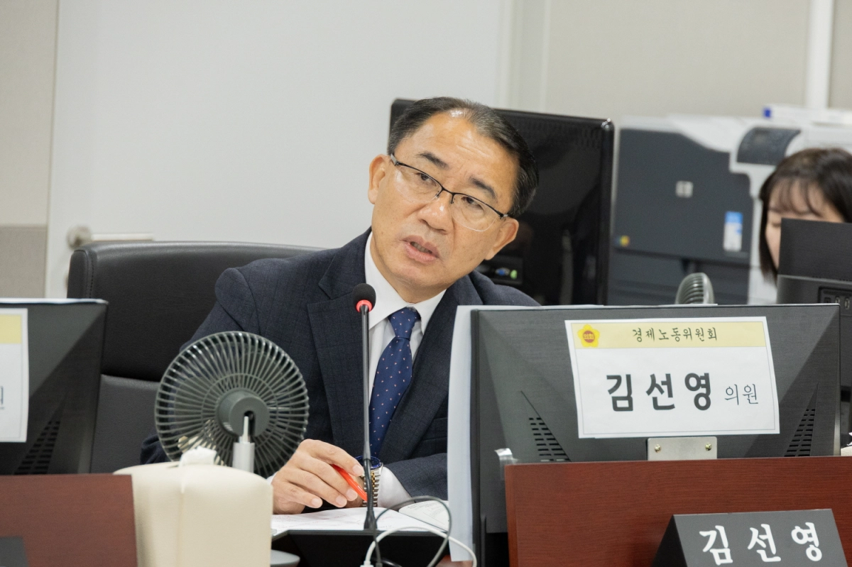 김선영 의원이 14일 열린 행정사무감사 종합감사에서 피감기관을 상대로 질의하고 있다.(사진=경기도의회)