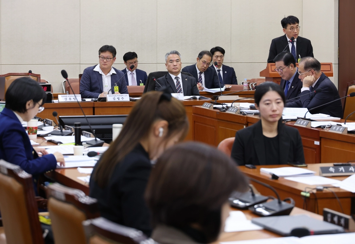 지역의사 관련 법안에 대한 공청회    (서울=연합뉴스) 박동주 기자 = 17일 서울 여의도 국회 보건복지위원회 전체회의에서 열린 지역의사 관련 법안에 대한 공청회에서 김유일 대한의학회 지역의료정책이사가 발언하고 있다. 2025.11.17     pdj6635@yna.co.kr