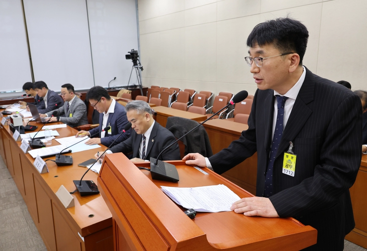 지역의사 관련 법안에 대한 공청회    (서울=연합뉴스) 박동주 기자 = 17일 서울 여의도 국회 보건복지위원회 전체회의에서 열린 지역의사 관련 법안에 대한 공청회에서 김유일 대한의학회 지역의료정책이사가 발언하고 있다. 2025.11.17     pdj6635@yna.co.kr