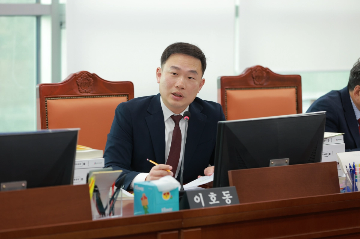 이호동 의원이 17일 열린 경기도교육청 기획조정실 대상 행정사무감사에서 피감기관을 상대로 질의하고 있다.(사진=경기도의회)