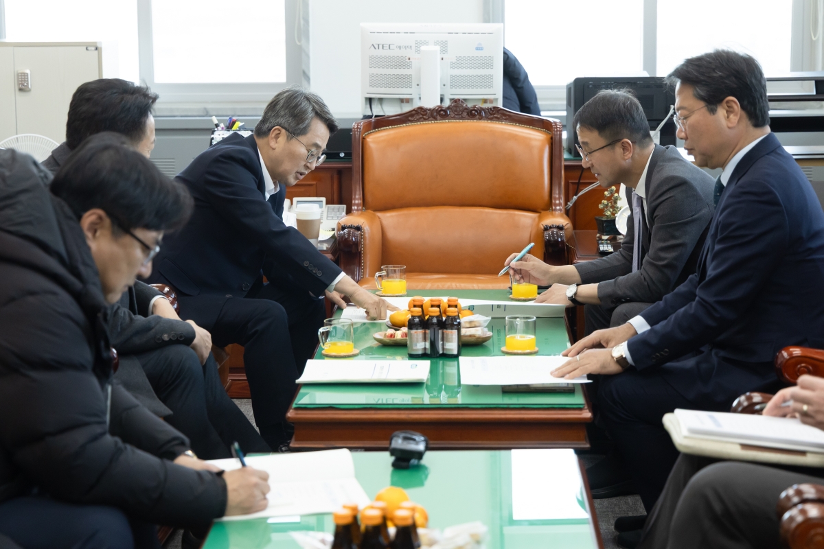 김동연 경기도지사가 17일 국회에서 국회 예산결산특별위원회 한병도 위원장과 김승원 국회의원(민주당 경기도당위원장)을 만나 2026년도 경기도 핵심 국비 사업에 대한 증액을 건의하고 있다. (경기도 제공)