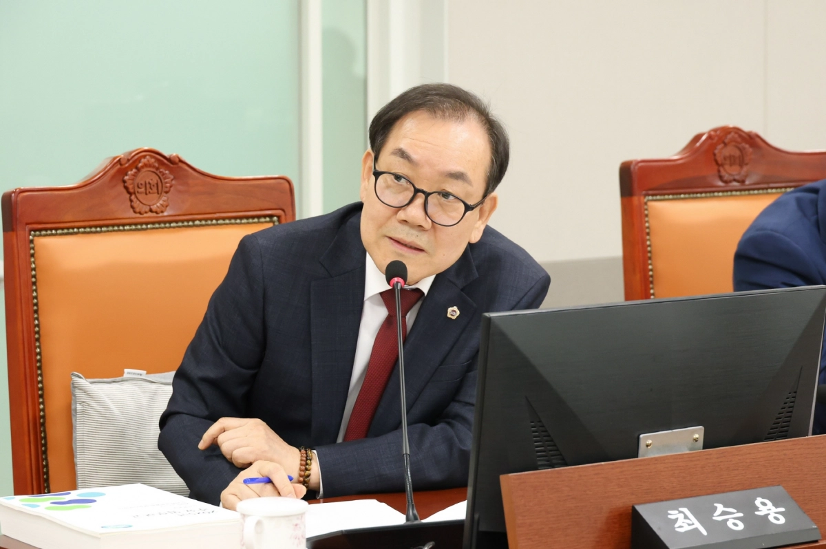 최승용 의원이 17일 수자원본부 행정사무감사에서 피감기관을 상대로 질의하고 있다.(사진=경기도의회)