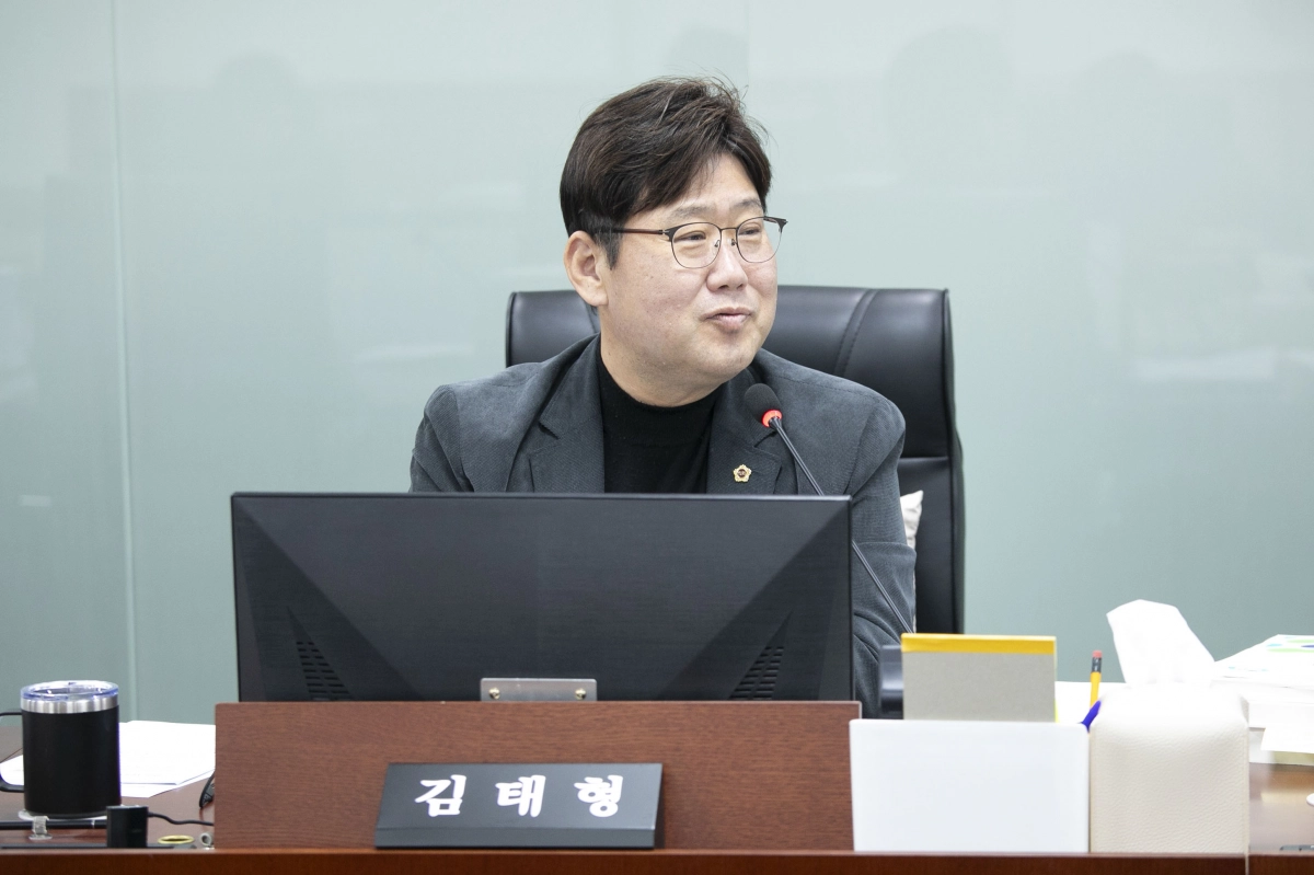 김태형 의원이 17일 열린 2025년도 미래과학협력위원회 행정종합사무감사에서 피감기관을 상대로 질의하고 있다.(사진=경기도의회)