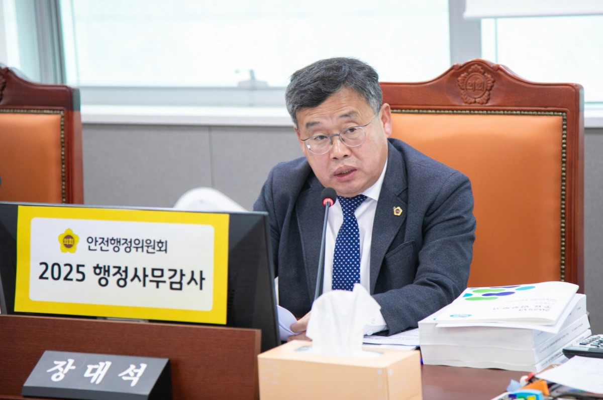 장대석 의원이 17일 열린 자치행정국 및 경기도자원봉사센터 행정사무감사에서 피감기관을 상대로 질의하고 있다.(사진=경기도의회)