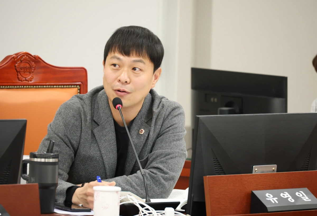 유영일 의원이 17일 열린 2025년도 경기도 수자원본부 행정사무감사에서 피감기관을 상대로 질의하고 있다.(사진=경기도의회)