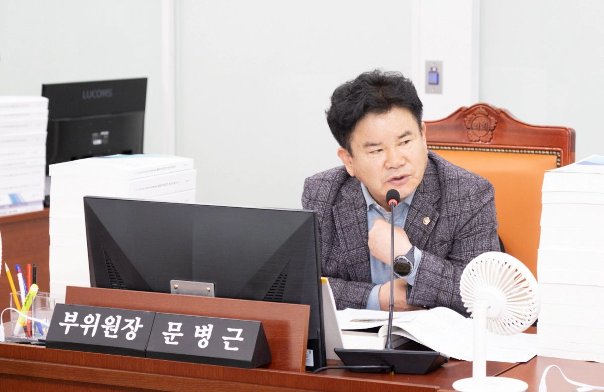 문병근 의원이 17일 열린 건설교통위원회 종합감사에서 피감기관을 상대로 질의하고 있다.(사진=경기도의회)