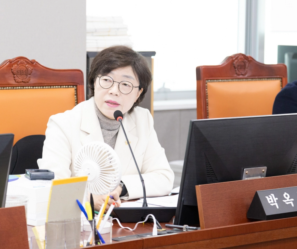 박옥분 의원이 17일 열린 2025년 종합행정사무감사에서 피감기관을 상대로 질의하고 있다.(사진=경기도의회)