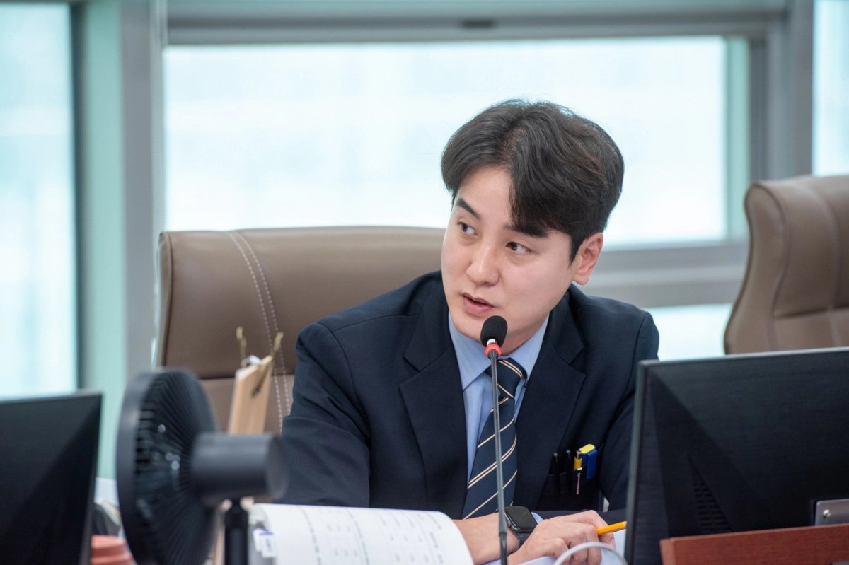 김일중 의원이 17일 열린 지방공무원인사과 행정사무감사에서 피감기관을 상대로 질의하고 있다.(사진=경기도의회)