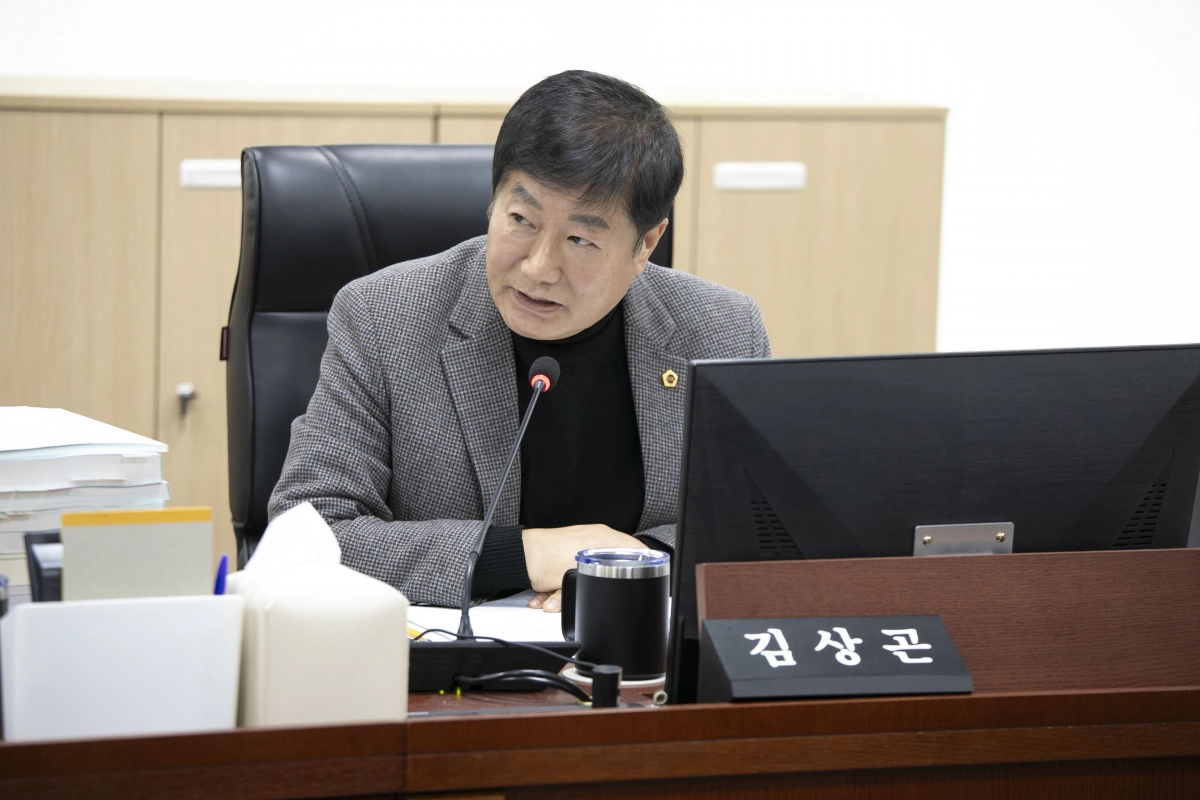 김상곤 의원이 17일 2025년도 행정사무감사 종합감사에서 피감기관을 상대로 질의하고 있다.(사진=경기도의회)