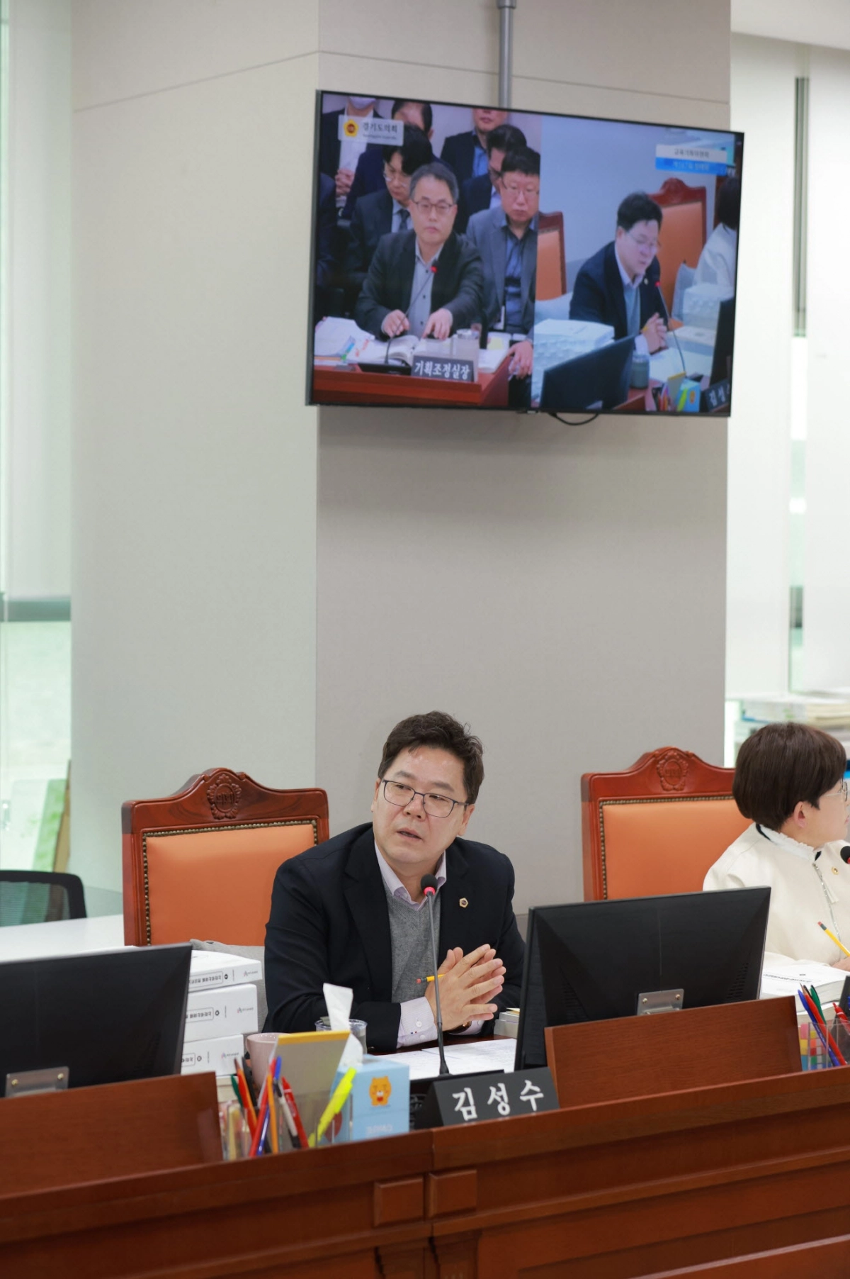 김성수 의원이 17일 행정사무감사에서 피감기관을 상대로 질의하고 있다.(사진=경기도의회)