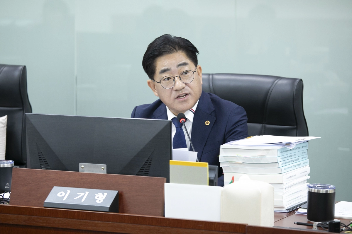 이기형 의원이 17일 2025년도 행정사무감사 종합감사에서 피감기관을 상대로 질의하고 있다.(사진=경기도의회)