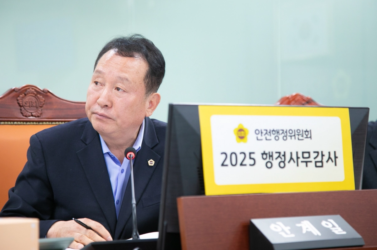 안계일 의원이 17일 열린 2025년 행정사무감사에서 피감기관을 상대로 질의하고 있다.(사진=경기도의회)