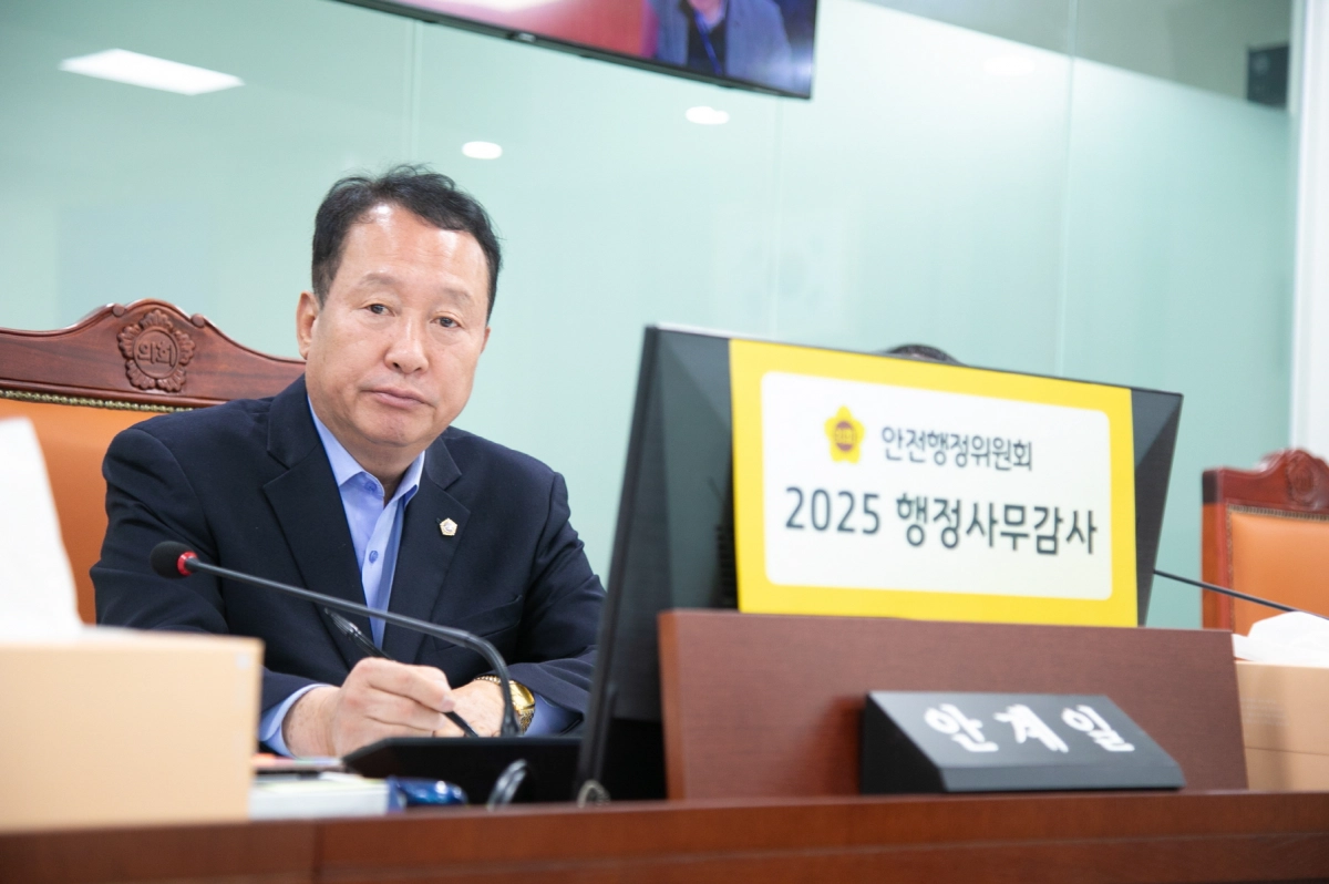 안계일 의원이 17일 열린 2025년 행정사무감사에서 피감기관을 상대로 질의하고 있다.(사진=경기도의회)