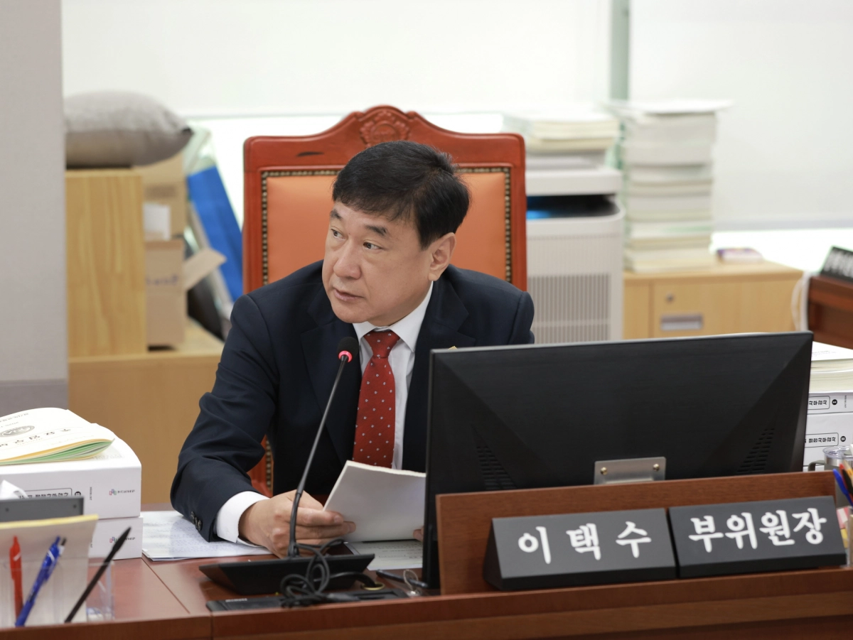 이택수 의원이 17일 경기도교육청 기획조정실과 협력국 등을 대상으로 한 2025년 행정사무감사에서 피감기관을 상대로 질의하고 있다.(사진=경기도의회)