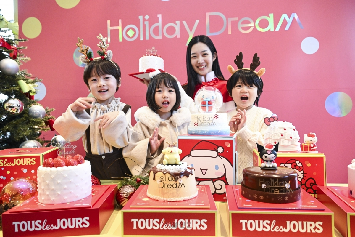 17일 서울 중구 뚜레쥬르 제일제당센터점에서 모델들이 뚜레쥬르의 윈터 홀리데이 케이크를 소개하고 있다. CJ푸드빌 뚜레쥬르는 연말을 앞두고 ‘스트로베리 퀸’의 홀리데이 버전과 산리오캐릭터즈와 협업한 케이크 5종 등 시즌 신제품을 선보인다. 2025.11.17 이지훈 기자