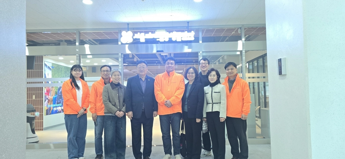 지난 13일 서울디지털동행플라자 강동센터를 방문한 김영철 의원(왼쪽에서 네 번째)