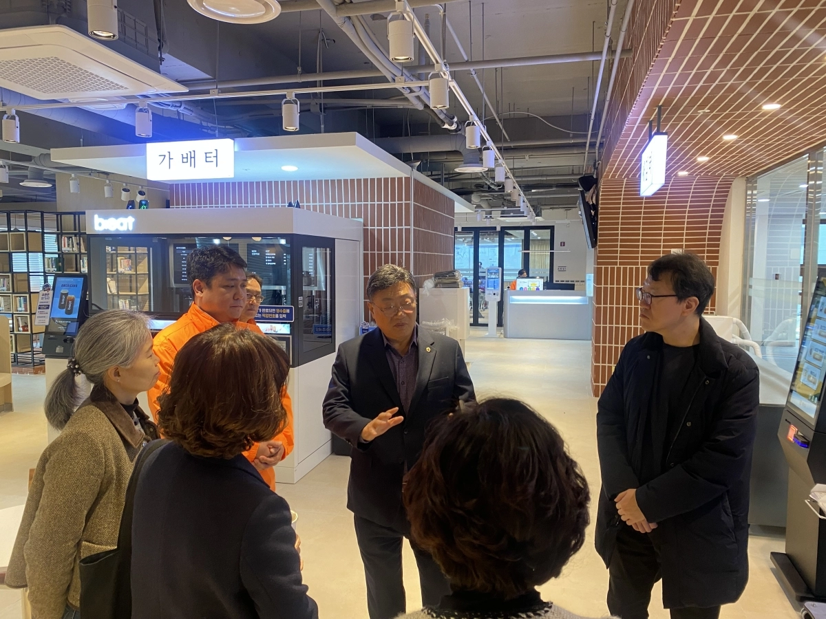 김영철 의원은 현장을 살펴보며 개선사항에 관해 대화하고 있다.