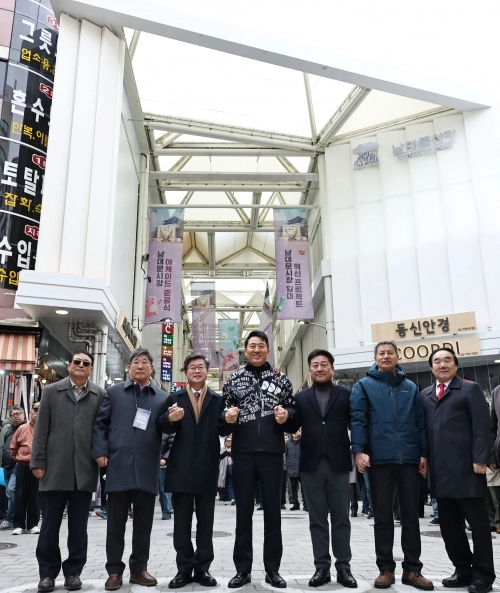 오세훈(왼쪽 네 번째) 서울시장이 17일 서울 중구 남대문시장에서 열린 남대문시장 아케이드 준공식에서 김길성(세 번째) 중구청장 등과 기념사진을 촬영하고 있다.