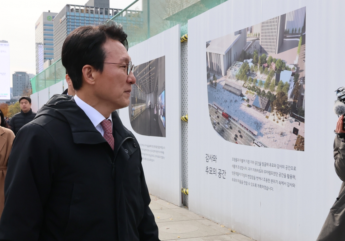 ‘감사의 정원’ 조감도 바라보는 김민석 국무총리