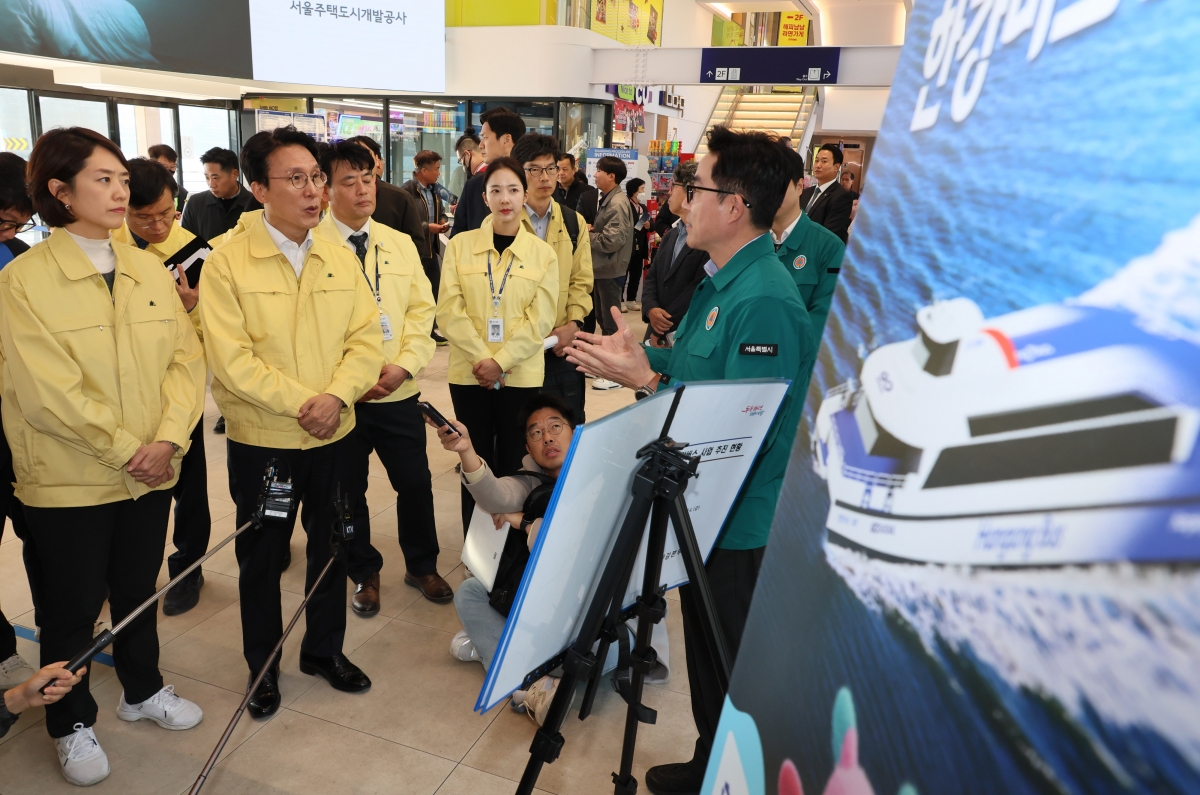 김민석 국무총리가 14일 서울 광진구 한강버스 뚝섬 선착장을 찾아 박진영 서울시 미래한강본부장으로부터 사업 추진 현황 등에 대해 보고받고 있다. 2025.11.14 연합뉴스