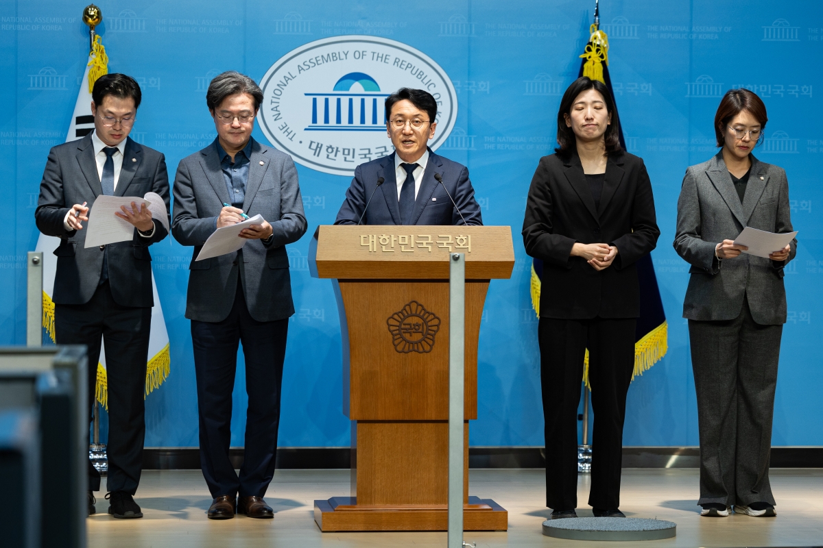 천준호 더불어민주당 ‘오세훈 시정실패 정상화 TF’ 단장을 비롯한 의원들이 17일 서울 여의도 국회 소통관에서 오세훈 서울시장 한강버스 운항 전면 중단 촉구 기자회견을 하고 있다. 2025.11.17 뉴스1