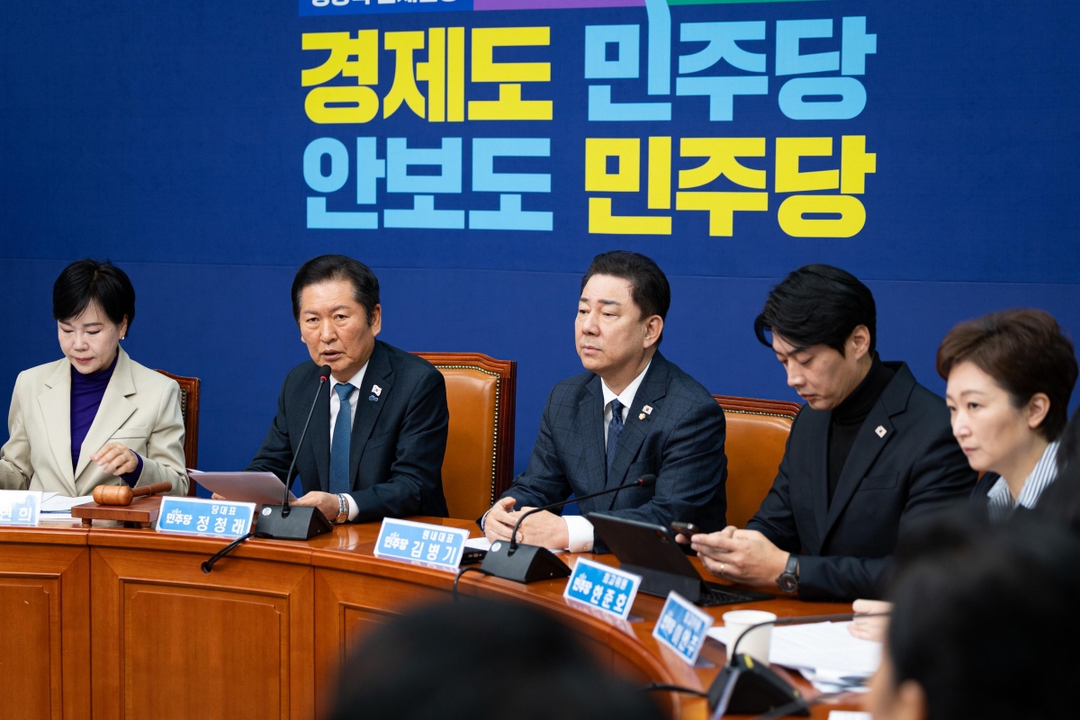 정청래 더불어민주당 대표가 17일 국회에서 열린 최고위원회의에서 발언하고 있다. 왼쪽부터 전현희 수석최고위원, 정 대표, 김병기 원내대표, 한준호·이언주 최고위원. 뉴스1