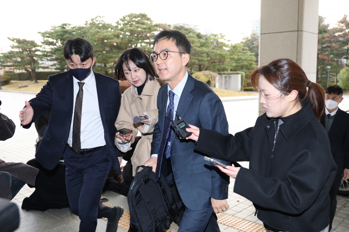 구자현 신임 대검찰청 차장검사가 17일 서울 서초구 대검찰청으로 첫 출근하며 취재진의 질문을 받고 있다. 연합뉴스