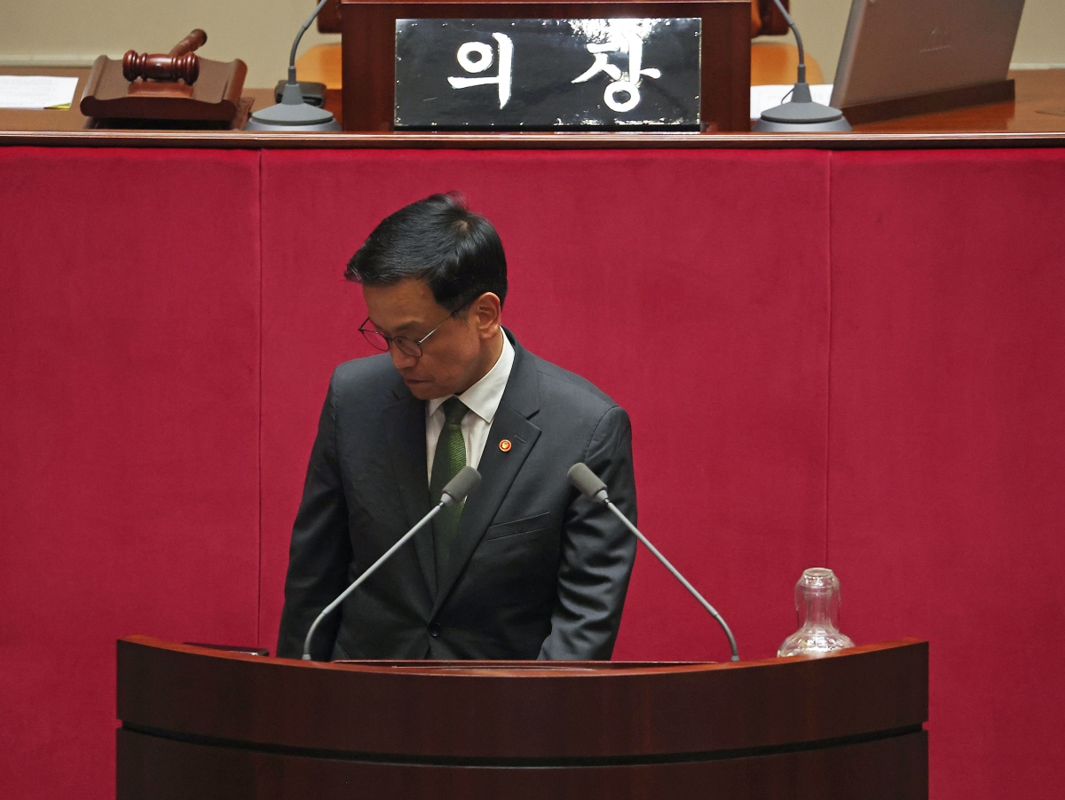 최상목 경제부총리 겸 기획재정부 장관이 지난 5월 1일 국회에서 본회의 표결 절차를 마친 뒤 회의장를 떠나고 있다. 연합뉴스