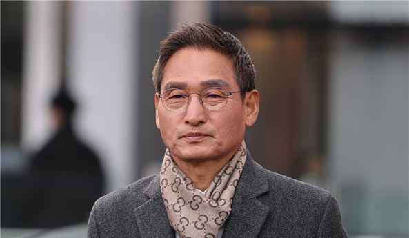 건진법사 관봉권 띠지 분실 의혹과 쿠팡 퇴직금 불기소 외압 의혹 수사를 맡게 된 안권섭 상설특별검사가 17일 서울 여의도 사무실에서 나오고 있다. 연합뉴스