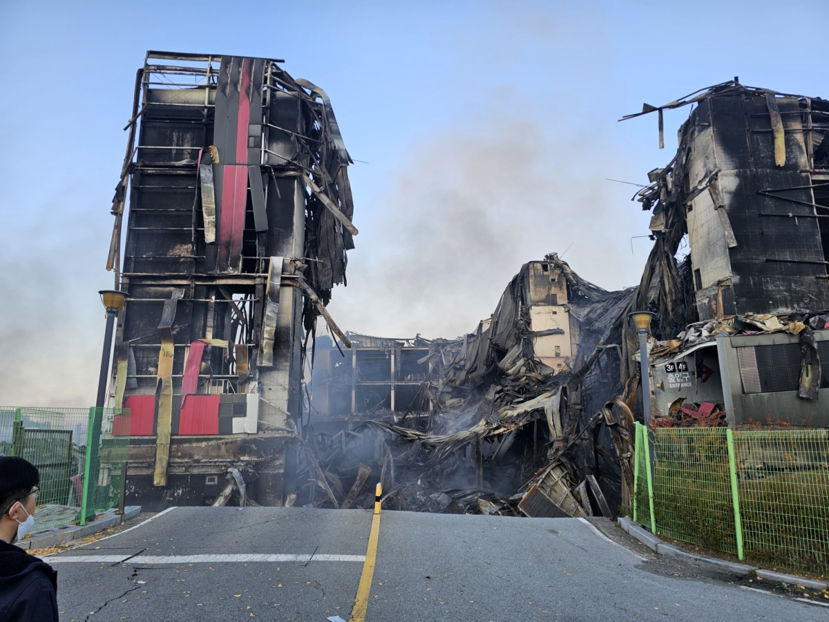 붕괴된 천안 이랜드패션 물류센터 출입구