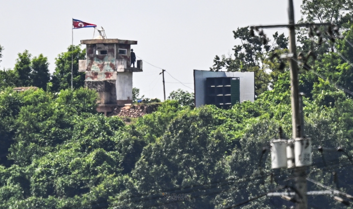 5일 경기 파주시 접경지역에서 바라본 북한군 초소에 대남 확성기가 철거되지 않은 채 남아 있다. 우리 군은 남북간 긴장 완화를 위해 지난 4일부터 고정식 대북 확성기를 철거한다고 밝힌 바 있다. 2025.8.5 이지훈 기자