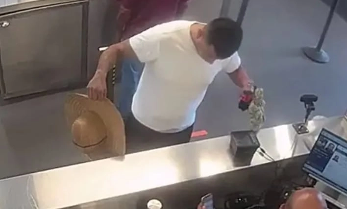 미국의 30대 남성이 희귀 멸종 위기종인 앵무새 두 마리를 속옷 속에 숨겨 밀수하려다 덜미를 잡혔다. 캘리포니아 남부 지방 검찰청