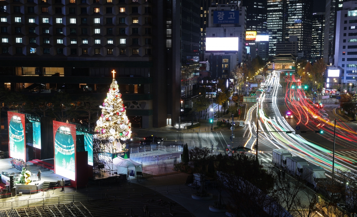 서울광장에 불밝힌 성탄트리