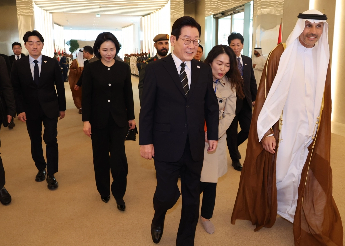 UAE에 도착한 이 대통령