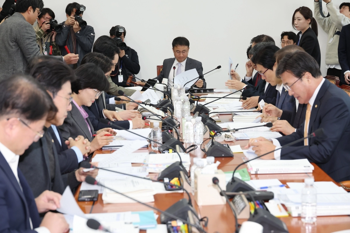 17일 서울 여의도 국회에서 열린 예산결산특별위원회 예산안 조정소위원회에서 한병도 소위원장이 의사봉을 두드리고 있다. 2025.11.17  연합뉴스