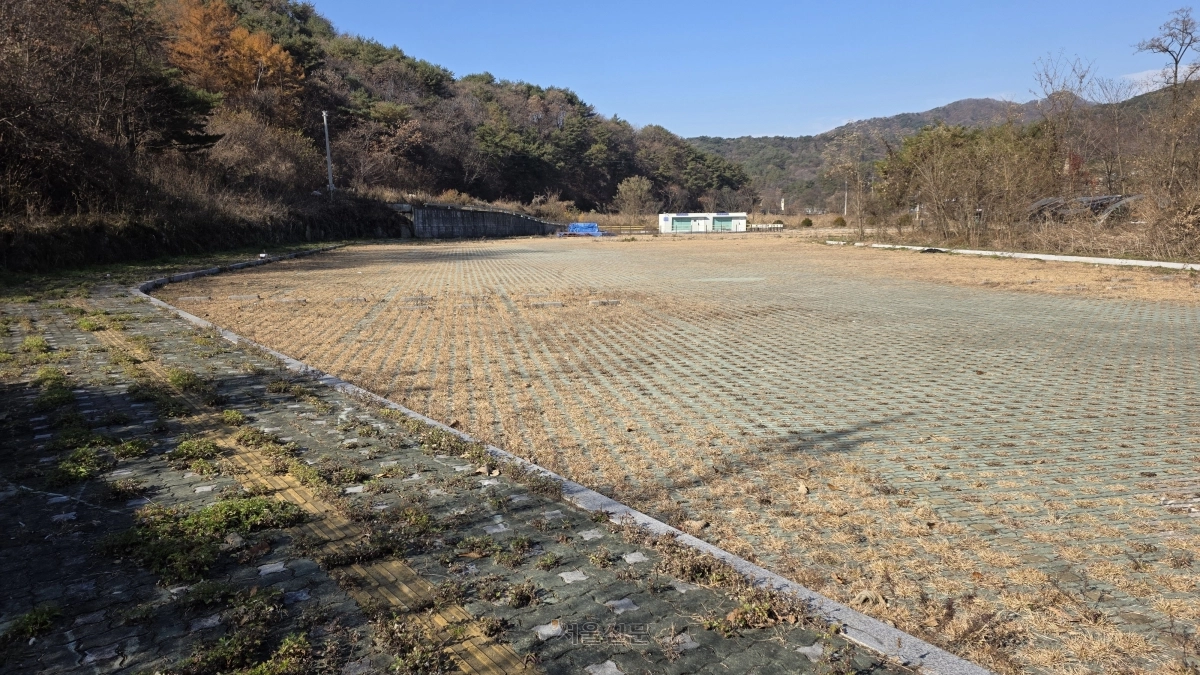 2019년 준공 후 6년 넘도록 방치 중인 30억원이 든 경기 포천 산정호수 주차장.