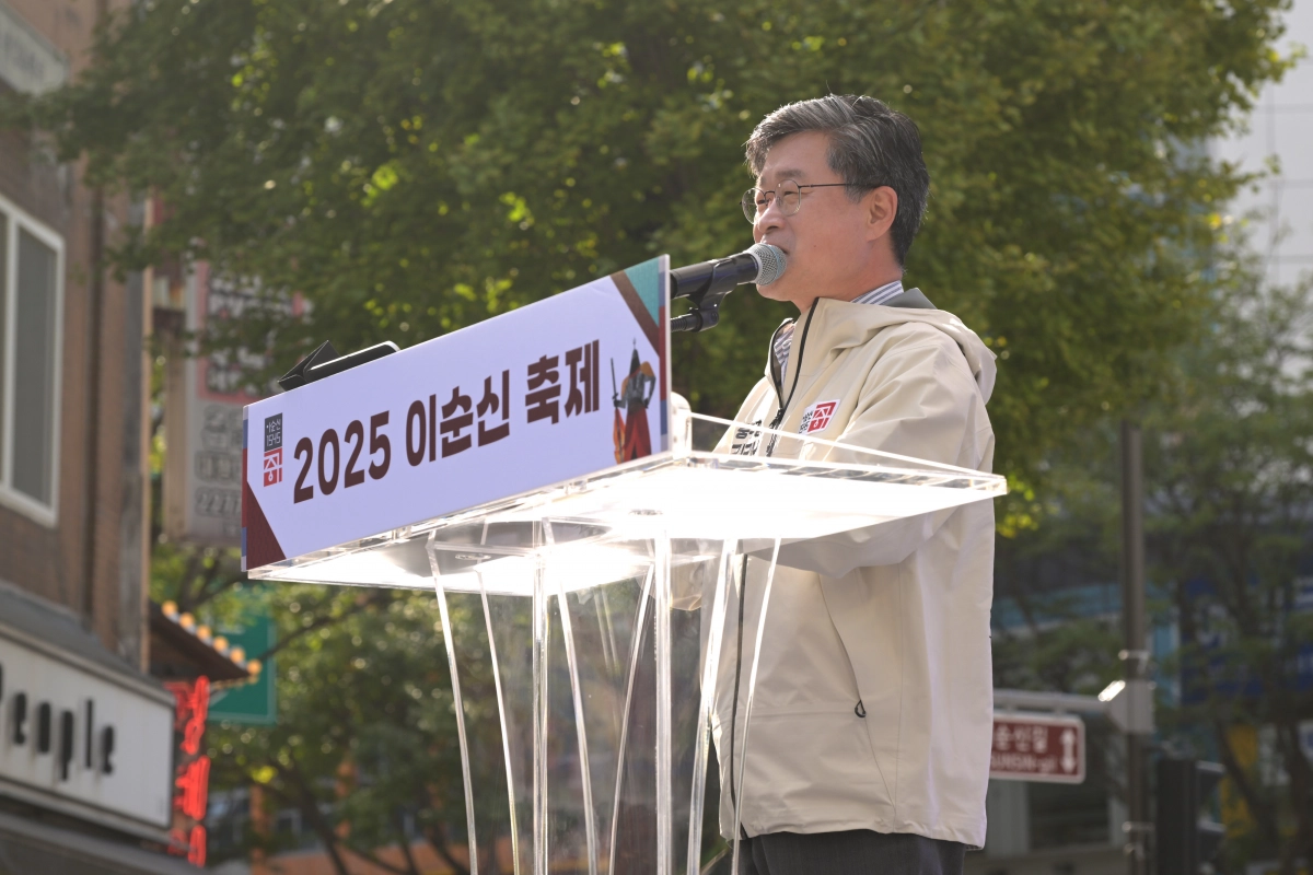 김길성 서울 중구청장이 지난달 25일 이순신 생가터 인근에서 열린 ‘2025 이순신축제’에서 중구의 새로운 도시브랜드 ‘이순신 1545 중구’를 공식 선포하고 있다. 중구 제공