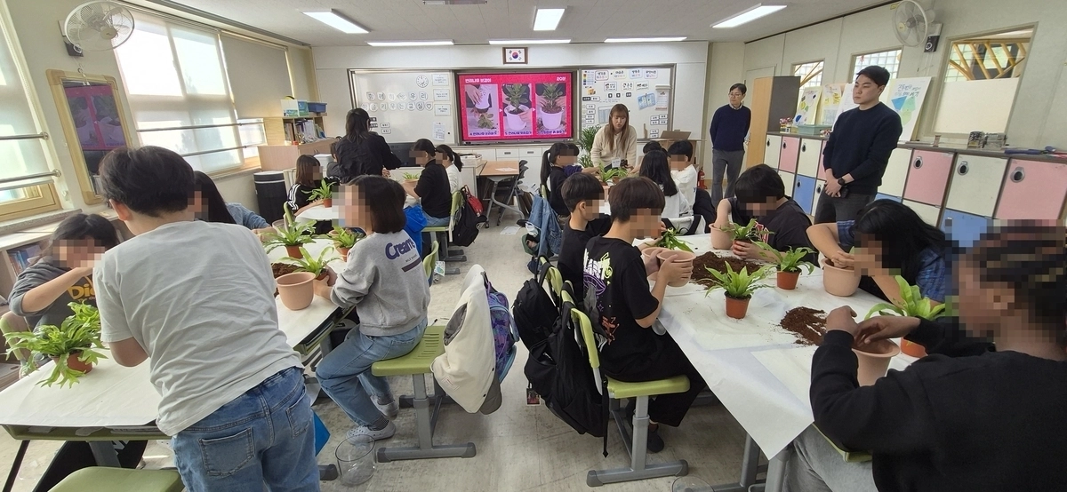 서울 용산구 한 초등학교 교실에서 숲 만들기 수업이 진행되고 있다. 용산구 제공