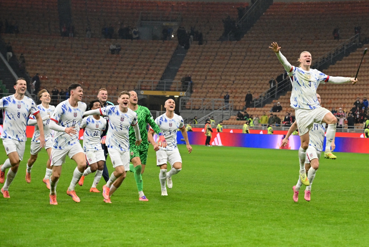 엘링 홀란(오른쪽) 등 노르웨이 선수들이 17일(한국시간) 이탈리아 밀라노의 주세페 메차 스타디움에서 열린 2026 북중미월드컵 유럽 예선 조별리그 I조 최종 8차전 이탈리아와의 원정 경기에서 4-1로 승리하며 28년 만의 본선행을 확정한 뒤 환호하고 있다. 밀라노 신화 연합뉴스