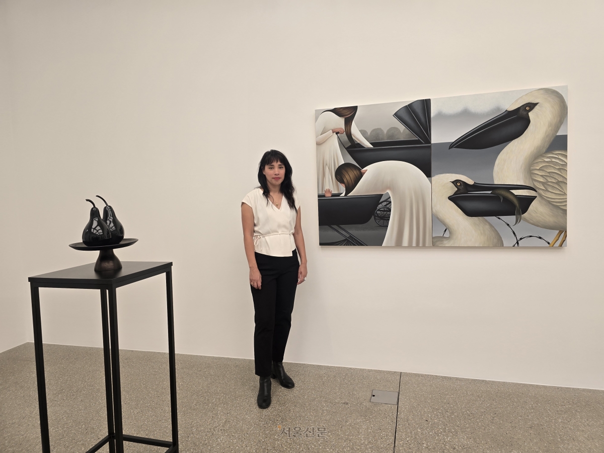 프랑스 작가 줄리 커티스가 서울 강남구 화이트 큐브 서울에 전시된 작품 ‘두 요람’ 앞에 서 있다. 그는 이번 전시를 통해 출산이라는 개인적 경험을 예술로 표현해 냈다.