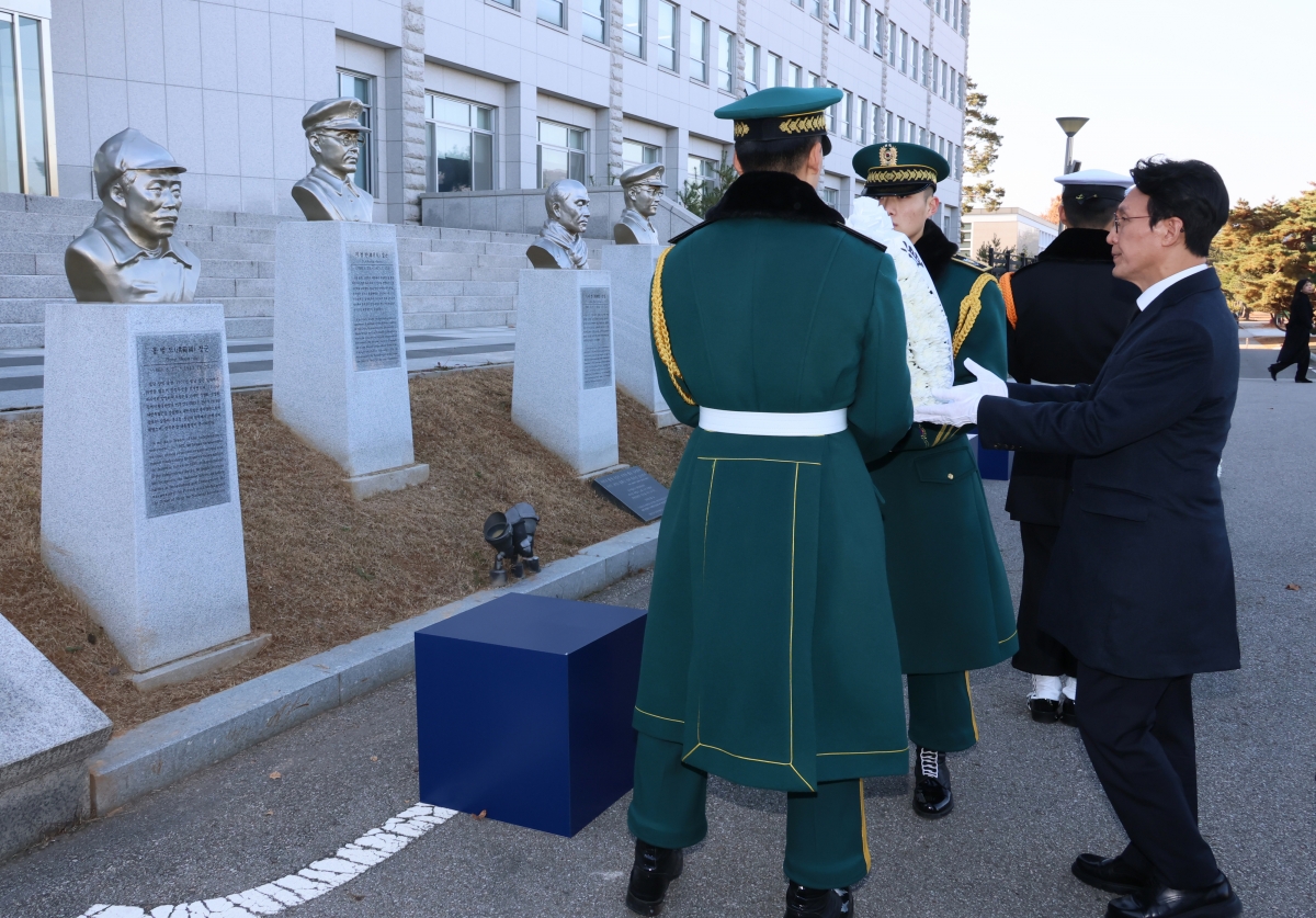 金총리, 홍범도 장군 흉상에 헌화