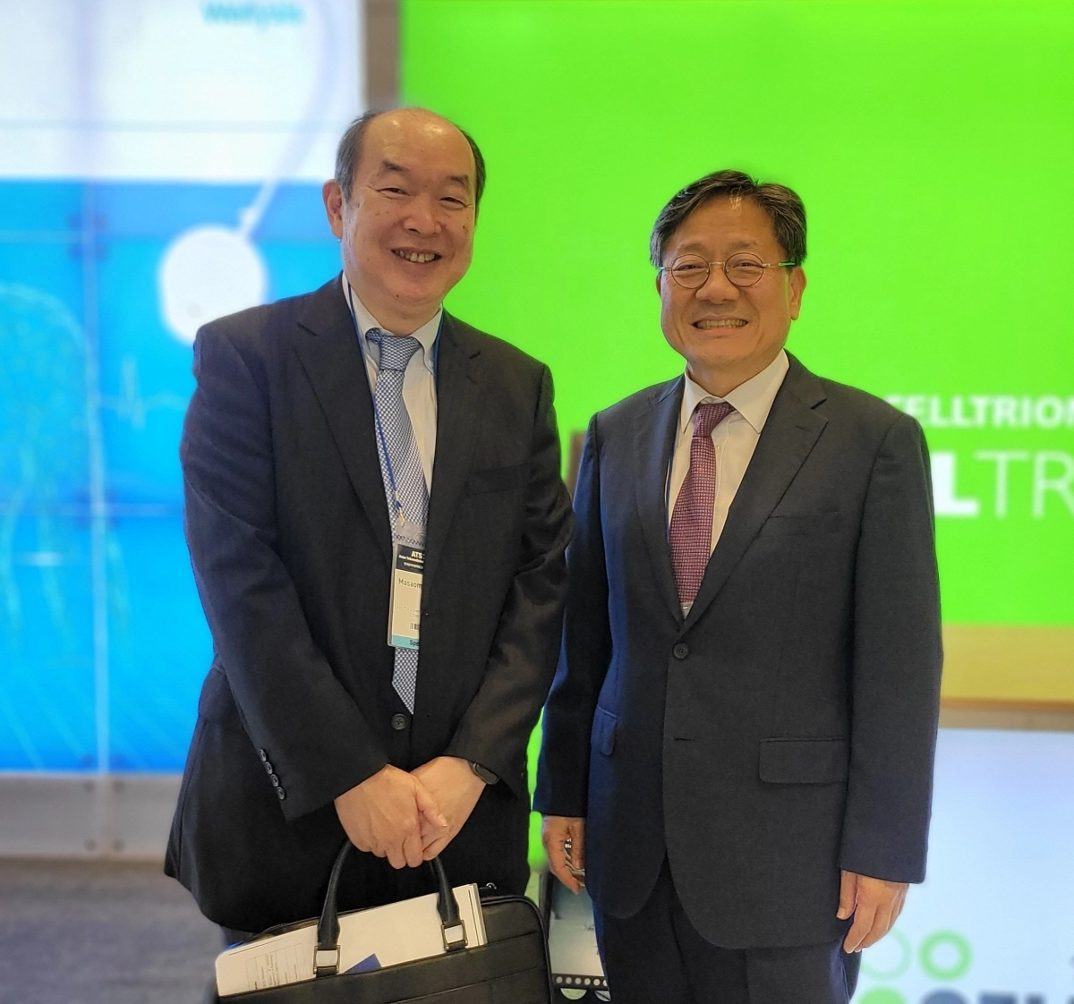 아시아 각국의 원격의료 및 디지털 헬스 전문가들의 모임인 ‘아시아 원격의료학회’(ATS)는 10월 서울대 의대 의학도서관 우봉홀에서 창립 기념 학술대회인 ‘ATS 2025 아시아 원격의료학회 컨퍼런스’를 개최했다. 이날 컨퍼런스에 참석한 초대 회장을 맡은 강대희 서울대 의대 교수(오른쪽)와 부회장을 맡은 마사오미 난가쿠 도쿄대 의대 학장.  강대희 교수 제공